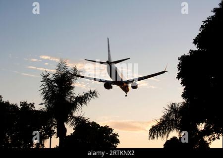 Flugzeug mit Fahrwerk nach unten nähert sich dem LAX-Flughafen in Los Angeles, Kalifornien, USA Stockfoto