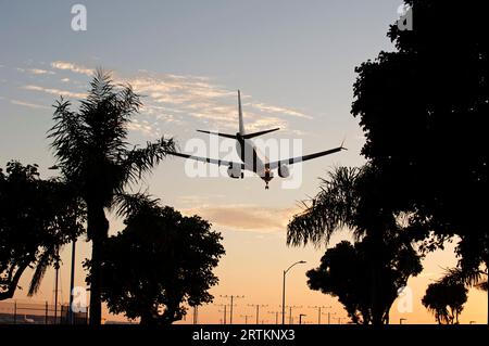 Flugzeug mit Fahrwerk nach unten nähert sich dem LAX-Flughafen in Los Angeles, Kalifornien, USA Stockfoto