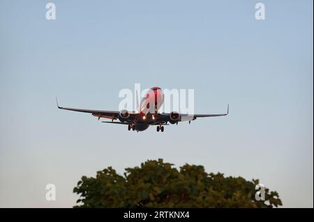 Flugzeug mit Fahrwerk nach unten nähert sich dem LAX-Flughafen in Los Angeles, Kalifornien, USA Stockfoto