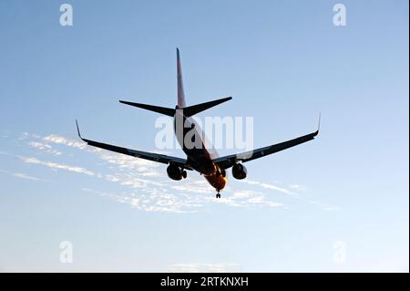 Flugzeug mit Fahrwerk nach unten nähert sich dem LAX-Flughafen in Los Angeles, Kalifornien, USA Stockfoto