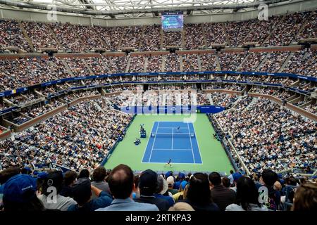 Arthur Ashe Stadiium im USTA Billie Jean King National Tennis Center während der US Open Tennis Men's Singles Finals 2023 zwischen Gewinner Novak Djok Stockfoto