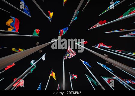 Nächtlicher Blick auf Flaggen aus der ganzen Welt Stockfoto