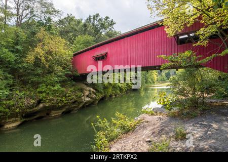 Überdachte Brücke über Sugar Creek, Turkey Run State Park, Indiana, USA Stockfoto