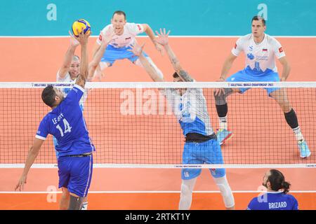 Alen Pajenk, Klemen Cebulj (Slowenien); Nicolas Le Goff (Frankreich). Volleyball-Weltmeisterschaft 2022. Stockfoto