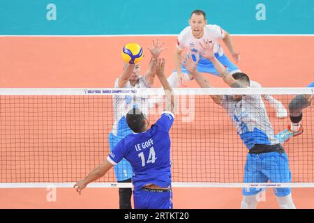 Alen Pajenk, Klemen Cebulj (Slowenien); Nicolas Le Goff (Frankreich). Volleyball-Weltmeisterschaft 2022. Stockfoto