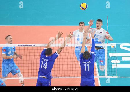 Klemen Cebulj (Slowenien), Nicolas Le Goff, Antoine Brizard (Frankreich). Volleyball-Weltmeisterschaft 2022. Stockfoto