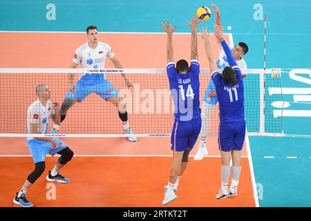 Klemen Cebulj (Slowenien), Nicolas Le Goff, Antoine Brizard (Frankreich). Volleyball-Weltmeisterschaft 2022. Stockfoto