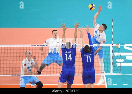 Klemen Cebulj (Slowenien), Nicolas Le Goff, Antoine Brizard (Frankreich). Volleyball-Weltmeisterschaft 2022. Stockfoto