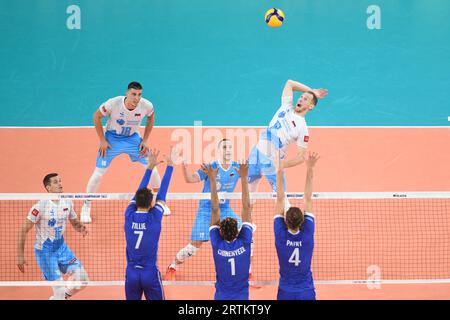 Tine Urnaut (Slowenien) Kevin Tillie, Barthelemy Chinenyeze, Jean Patry (Frankreich). Volleyball-Weltmeisterschaft 2022. Stockfoto