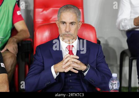 Tirana, Albanien. September 2023. Trainer Sylvinho aus Albanien, der während des Qualifikationsrunden-Spiels der Europameisterschaft 2024 zwischen Albanien und Polen im Air Albania Stadium gesehen wurde. Endstand: Albanien 2:0 Polen. Quelle: SOPA Images Limited/Alamy Live News Stockfoto