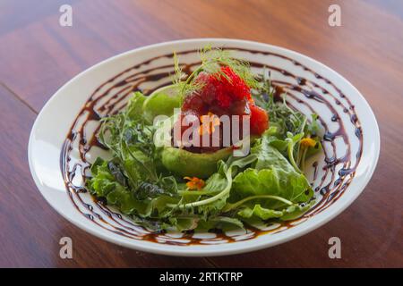 Japanischer Thunfischsalat mit Avocado Stockfoto