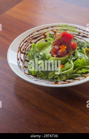 Avocado-Thunfisch-Salat auf dem Tisch Stockfoto