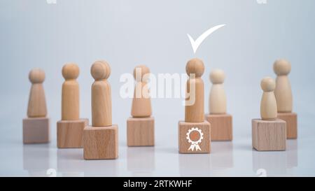 Concept Business und HR für die Führung und den Teamleiter unterscheidet sich eine Holzpuppe und hebt sich von der Gruppe ab. Stockfoto