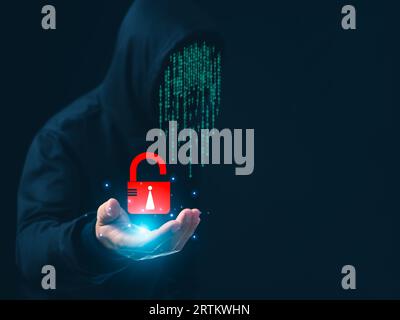 Hacker hält ein Datenschutzschild auf einem dunklen Hintergrund. Konzept der Informationssicherheit in Internet-Netzwerken und Spionage. Stockfoto