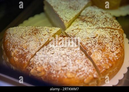 In Scheiben geschnittener Mandelkuchen in einer Bäckerei Stockfoto