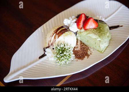 Grüner Teekuchen mit Eis Stockfoto