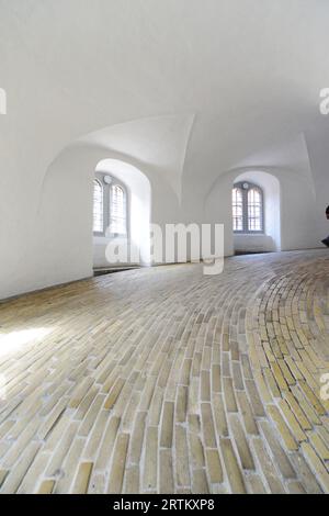 Klettern auf den kreisförmigen inneren Pfad im Turm aus dem 17. Jahrhundert, der als astronomisches Observatorium errichtet wurde. Købmagergad, Kopenhagen, Dänemark. Stockfoto