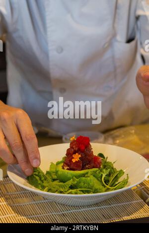 Ahi Thunfisch Avocadosalat wird zubereitet Stockfoto