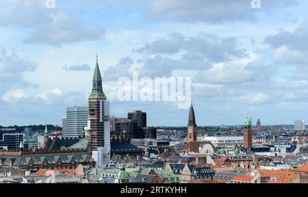 Blick auf das Københavns Rådhus (Rathaus) und die Gebäude rund um den Rådhuspladsen in Kopenhagen, Dänemark. Stockfoto