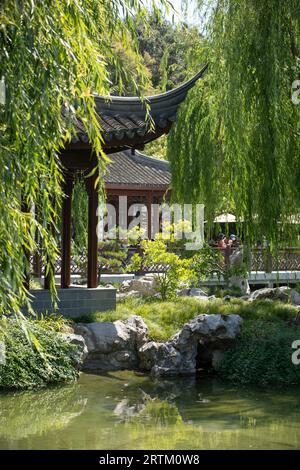 San Marino, Kalifornien, USA, 11. Juni 2022: Nachmittagssonne scheint auf dem Chinesischen Garten - Garten des fließenden Duftes in der Huntington Library. Stockfoto