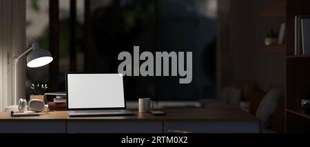 Ein Laptop, eine Tischlampe und Accessoires auf einem Schreibtisch in einem modernen dunklen Schlafzimmer in der Nacht. 3D-Rendering, 3D-Abbildung Stockfoto
