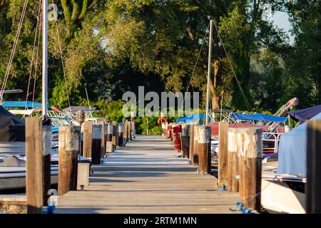 Blick auf eine lange hölzerne Anlegestelle im Allan H Treman State Marine Park, Ithaca, NY, USA... Stockfoto