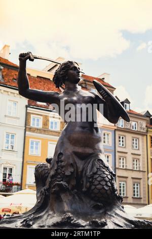 Die Statue der Meerjungfrau von Warschau, die polnische Syrenka Warzawska, das Symbol Warschaus auf dem Marktplatz der Altstadt. Reiseattraktion Touristenziel Stockfoto