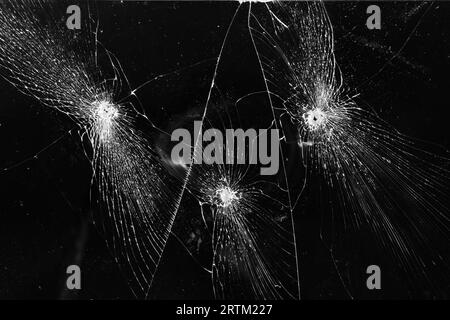 Glasscherben mit Rundlochstruktur auf schwarzem Hintergrund Stockfoto