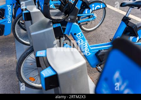 Madrid, Spanien. September 2023. Das neue Aussehen des Bicimad Elektrofahrraddienstes der Stadt Madrid nach der Übertragung der Verwaltung an das kommunale Transportunternehmen EMT. (Foto: Alberto Gardin/SOPA Images/SIPA USA) Credit: SIPA USA/Alamy Live News Stockfoto