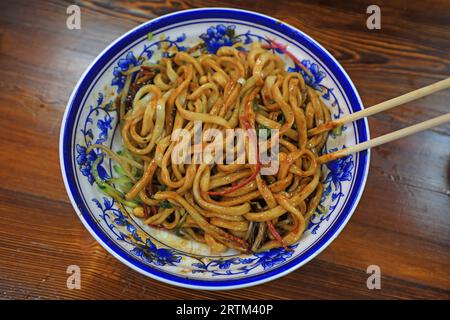 Nudeln mit Sojabohnenpaste im Pekinger Stil Stockfoto