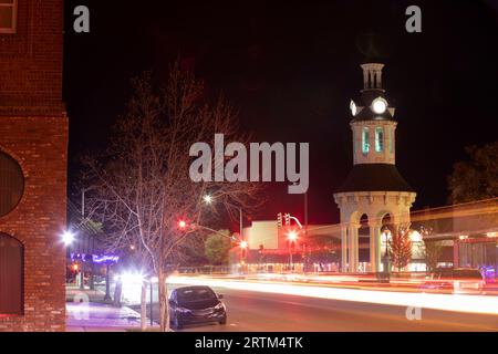 Nächtliche Verkehrsströme durch das historische Stadtzentrum von Red Bluff, Kalifornien, USA. Stockfoto