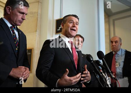 Washington, Usa. September 2023. Senator Todd Young (Republikaner von Indiana), links in der Mitte, äußert sich auf einer Pressekonferenz, die am Mittwoch, den 13. September 2023, im Kennedy Caucus Room auf dem Capitol Hill in Washington, D.C. stattfand. Von links sieht man den US-Senator Martin Heinrich (Demokrat von New Mexico). Kredit: Ron Sachs/CNP Kredit: Abaca Press/Alamy Live News Stockfoto