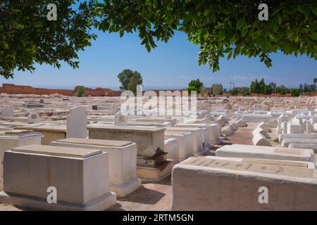 Marokko: Beth Mo'Ed Le'kol Chai oder jüdischer Friedhof von Marrakesch (Miaara-Friedhof), Medina von Marrakesch, Marrakesch. Der Miaara-Friedhof ist der größte jüdische Friedhof in Marokko und geht auf das Jahr 1537 n. Chr. zurück (5297 im jüdischen Kalender), obwohl man vermutet, dass das Gebiet bereits im 12. Jahrhundert für jüdische Bestattungen genutzt wurde. Stockfoto