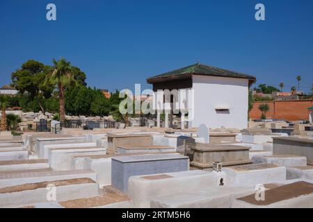 Marokko: Beth Mo'Ed Le'kol Chai oder jüdischer Friedhof von Marrakesch (Miaara-Friedhof), Medina von Marrakesch, Marrakesch. Der Miaara-Friedhof ist der größte jüdische Friedhof in Marokko und geht auf das Jahr 1537 n. Chr. zurück (5297 im jüdischen Kalender), obwohl man vermutet, dass das Gebiet bereits im 12. Jahrhundert für jüdische Bestattungen genutzt wurde. Stockfoto