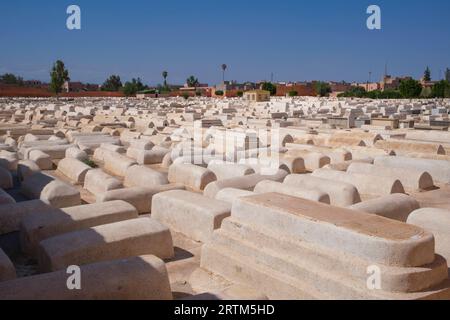 Marokko: Beth Mo'Ed Le'kol Chai oder jüdischer Friedhof von Marrakesch (Miaara-Friedhof), Medina von Marrakesch, Marrakesch. Der Miaara-Friedhof ist der größte jüdische Friedhof in Marokko und geht auf das Jahr 1537 n. Chr. zurück (5297 im jüdischen Kalender), obwohl man vermutet, dass das Gebiet bereits im 12. Jahrhundert für jüdische Bestattungen genutzt wurde. Stockfoto