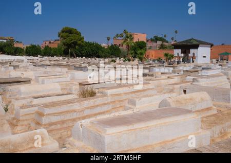 Marokko: Beth Mo'Ed Le'kol Chai oder jüdischer Friedhof von Marrakesch (Miaara-Friedhof), Medina von Marrakesch, Marrakesch. Der Miaara-Friedhof ist der größte jüdische Friedhof in Marokko und geht auf das Jahr 1537 n. Chr. zurück (5297 im jüdischen Kalender), obwohl man vermutet, dass das Gebiet bereits im 12. Jahrhundert für jüdische Bestattungen genutzt wurde. Stockfoto