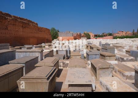 Marokko: Beth Mo'Ed Le'kol Chai oder jüdischer Friedhof von Marrakesch (Miaara-Friedhof), Medina von Marrakesch, Marrakesch. Der Miaara-Friedhof ist der größte jüdische Friedhof in Marokko und geht auf das Jahr 1537 n. Chr. zurück (5297 im jüdischen Kalender), obwohl man vermutet, dass das Gebiet bereits im 12. Jahrhundert für jüdische Bestattungen genutzt wurde. Stockfoto