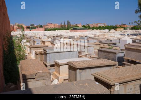 Marokko: Beth Mo'Ed Le'kol Chai oder jüdischer Friedhof von Marrakesch (Miaara-Friedhof), Medina von Marrakesch, Marrakesch. Der Miaara-Friedhof ist der größte jüdische Friedhof in Marokko und geht auf das Jahr 1537 n. Chr. zurück (5297 im jüdischen Kalender), obwohl man vermutet, dass das Gebiet bereits im 12. Jahrhundert für jüdische Bestattungen genutzt wurde. Stockfoto