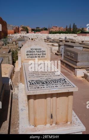 Marokko: Beth Mo'Ed Le'kol Chai oder jüdischer Friedhof von Marrakesch (Miaara-Friedhof), Medina von Marrakesch, Marrakesch. Der Miaara-Friedhof ist der größte jüdische Friedhof in Marokko und geht auf das Jahr 1537 n. Chr. zurück (5297 im jüdischen Kalender), obwohl man vermutet, dass das Gebiet bereits im 12. Jahrhundert für jüdische Bestattungen genutzt wurde. Stockfoto