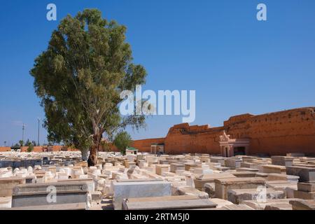 Marokko: Beth Mo'Ed Le'kol Chai oder jüdischer Friedhof von Marrakesch (Miaara-Friedhof), Medina von Marrakesch, Marrakesch. Der Miaara-Friedhof ist der größte jüdische Friedhof in Marokko und geht auf das Jahr 1537 n. Chr. zurück (5297 im jüdischen Kalender), obwohl man vermutet, dass das Gebiet bereits im 12. Jahrhundert für jüdische Bestattungen genutzt wurde. Stockfoto