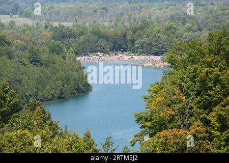 Blick von oben auf den See vom Hügel des Green Lakes State Park in Syracuse, New York. Bäume und Strand im Hintergrund. Drohnenansicht Stockfoto