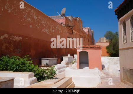 Marokko: Beth Mo'Ed Le'kol Chai oder jüdischer Friedhof von Marrakesch (Miaara-Friedhof), Medina von Marrakesch, Marrakesch. Der Miaara-Friedhof ist der größte jüdische Friedhof in Marokko und geht auf das Jahr 1537 n. Chr. zurück (5297 im jüdischen Kalender), obwohl man vermutet, dass das Gebiet bereits im 12. Jahrhundert für jüdische Bestattungen genutzt wurde. Stockfoto