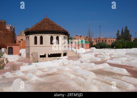 Marokko: Beth Mo'Ed Le'kol Chai oder jüdischer Friedhof von Marrakesch (Miaara-Friedhof), Medina von Marrakesch, Marrakesch. Der Miaara-Friedhof ist der größte jüdische Friedhof in Marokko und geht auf das Jahr 1537 n. Chr. zurück (5297 im jüdischen Kalender), obwohl man vermutet, dass das Gebiet bereits im 12. Jahrhundert für jüdische Bestattungen genutzt wurde. Stockfoto