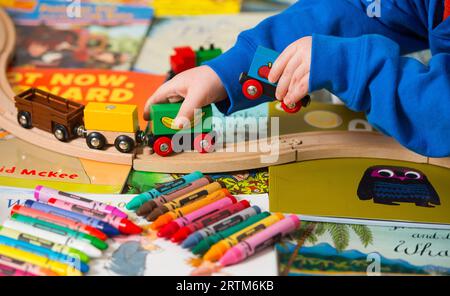 Aktenfoto vom 01/15 von einem Kleinkind, das mit einer Auswahl an Kinderspielzeug spielt. Kinder in der Aufnahme, die an einem COVID-Aufholprogramm teilnahmen, erzielten vier zusätzliche Monate bei der Sprachentwicklung im Vergleich zu Schülern, die nicht teilnahmen, wie eine Studie nahelegt. Die Nuffield Early Language Intervention (Neli) wurde allen staatlichen Grundschulen in England über drei Schuljahre angeboten, um vier- und fünfjährigen, die von der Pandemie betroffen waren, mit ihren Sprachkenntnissen zu helfen. Die nationale Einführung des Programms, finanziert vom Ministerium für Bildung (DfE) im Rahmen seiner Bemühungen Stockfoto