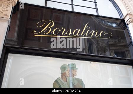 Mailand, Italien - 08 29 2023 : borsalino Hut Schild Text Fassadenladen und Logo Markengeschäft am Eingang Boutique Mode Kleidung in der Hauptstraße Stockfoto