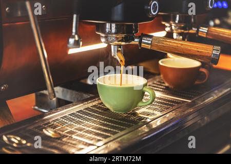 Espresso gießen aus der Kaffeemaschine. Professionelle Kaffee brühen Stockfoto