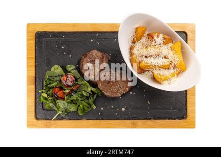 Hauptgericht aus geröstetem Rindersteak und Kartoffelspießen Stockfoto