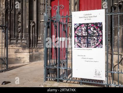 Ein Schild, auf dem Besucher der katholischen Kathedrale St. Peter und St. Paul im gotischen Stil in Troyes, Aube, Frankreich, begrüßt werden. Stockfoto