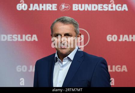 Berlin, Deutschland. September 2023. Klaus Allofs (r), Vorstandsmitglied bei Fortuna Düsseldorf, trifft bei der Abendveranstaltung zum 60-jährigen Bestehen der Bundesliga ein. Danksagung: Soeren Stache/dpa – WICHTIGER HINWEIS: gemäß den Anforderungen der DFL Deutsche Fußball Liga und des DFB Deutscher Fußball-Bund ist es untersagt, im Stadion und/oder im Spiel aufgenommene Fotografien in Form von Sequenzbildern und/oder videoähnlichen Fotoserien zu nutzen oder nutzen zu lassen./dpa/Alamy Live News Stockfoto