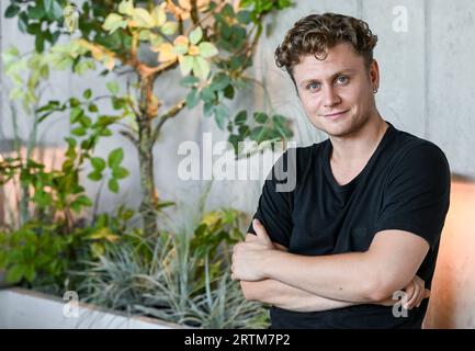 Berlin, Deutschland. September 2023. Schauspieler Rafael Gareisen steht im Café Cinema in den Hackeschen Höfen während eines Besuchs in seinem ehemaligen Zuhause in Berlin. Derzeit lebt er in Wien. Er spielt in den beiden neuen irischen Thrillern, die am 12. Und 19. Oktober um 20:15 Uhr auf Ersten zu sehen sind. Quelle: Jens Kalaene/dpa/Alamy Live News Stockfoto